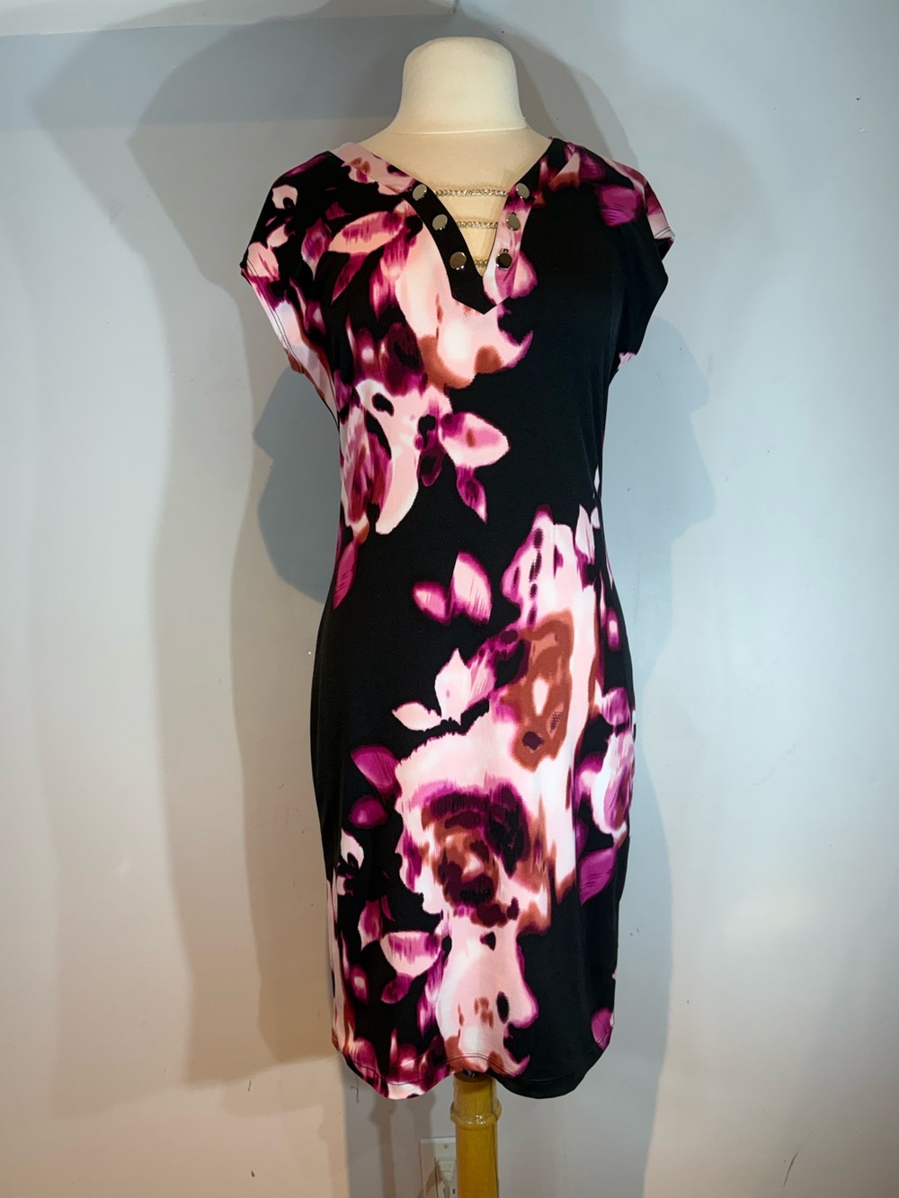 Lori M Collection Floral Sheath Dress Chain Detail Black Pink medium
